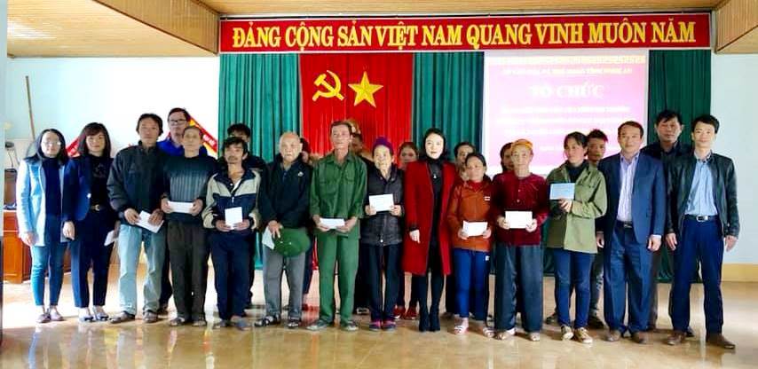 Ngành Văn hóa và Thể thao Nghệ An tặng quà đồng bào miền Tây